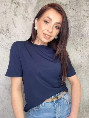 Granatowa koszulka z wiskozy basic 