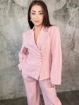 Komplet z taliowaną marynarką i spodniami różowy