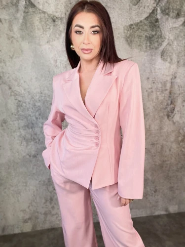 Komplet z taliowaną marynarką i spodniami różowy