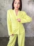 Komplet z taliowaną marynarką i spodniami żółty